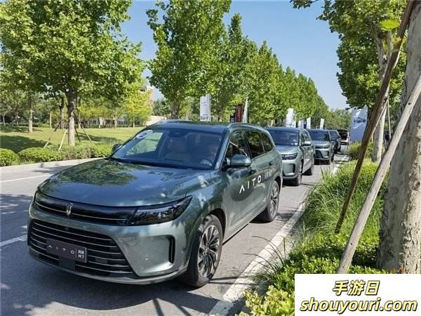 问界M7突遇五连撞：一家人幸免遇难，感谢华为救命！(图1)