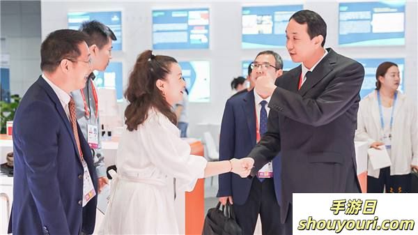 创新驱动新飞跃，螃蟹游戏服务网精彩亮相第三届数贸会